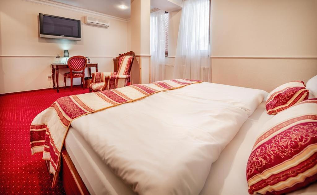 Hotel Capital With Private Wellness 尼特拉 外观 照片