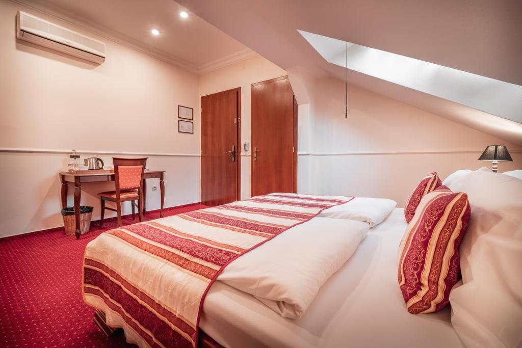 Hotel Capital With Private Wellness 尼特拉 外观 照片