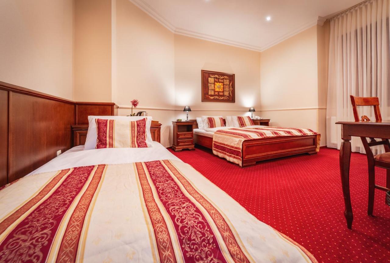 Hotel Capital With Private Wellness 尼特拉 外观 照片